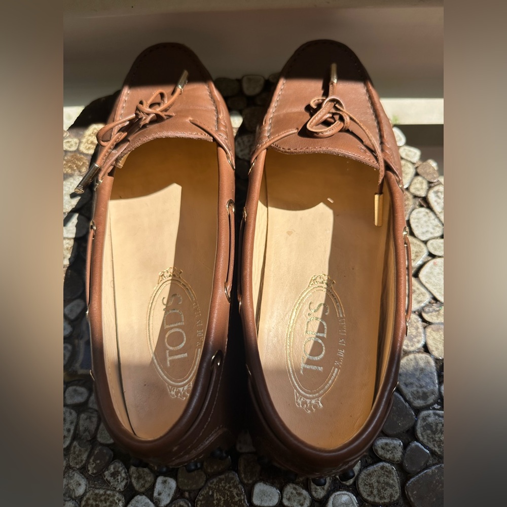 Tod's Classic Brown Leather Loafers - Picture 2 of 7